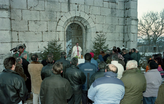 Prve sveta misa u Buniću za Božić 1998./Snimio Marko Čuljat, Večernji list Gospić                                                                                                                                                                         
